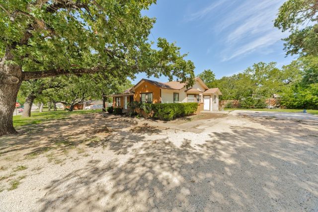 1002 Lowrie Street, Bowie, TX 76230