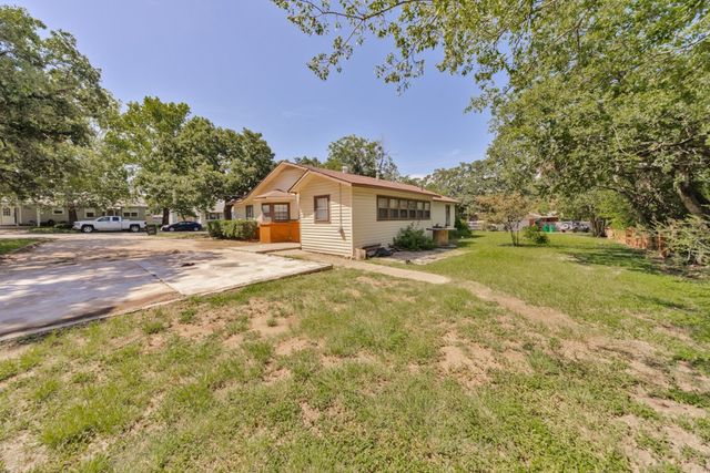 1002 Lowrie Street, Bowie, TX 76230