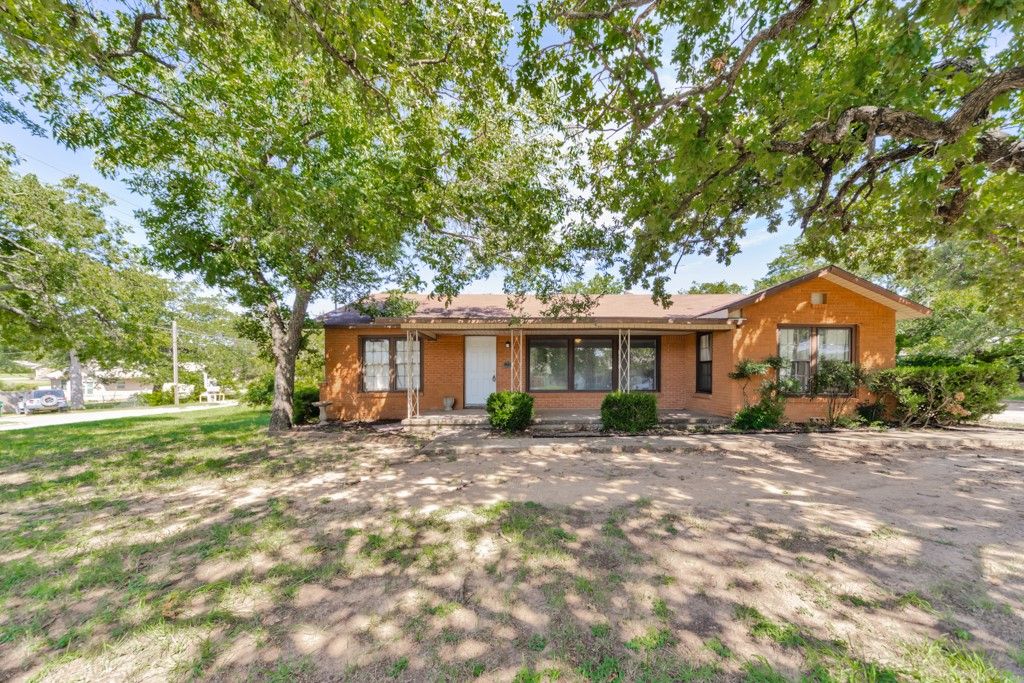 1002 Lowrie Street, Bowie, TX 76230