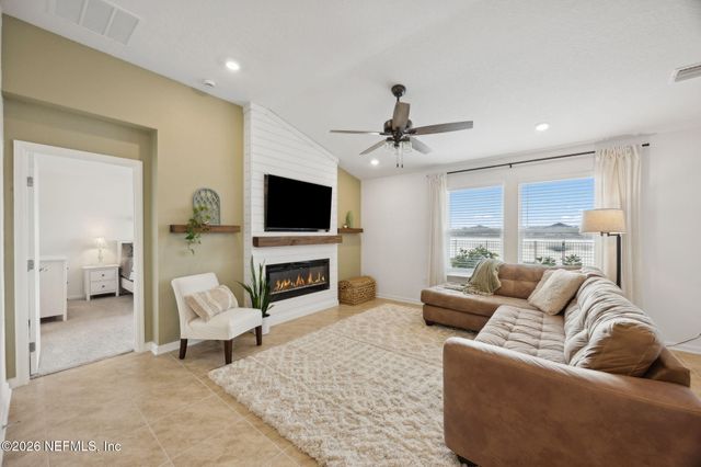 887 PANTHER LAKE Parkway, Jacksonville, FL 32221