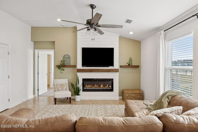 887 PANTHER LAKE Parkway, Jacksonville, FL 32221