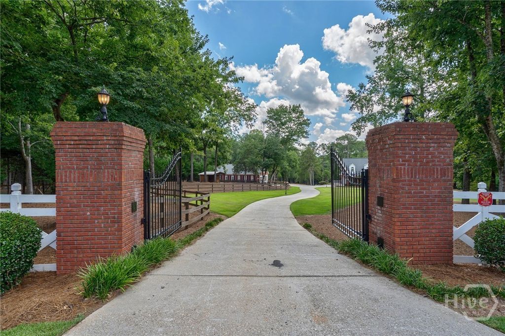 Image 3 of property listing at 2391 Rabbit Farm Circle, Loganville, GA 30052