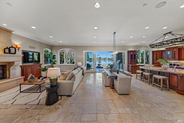 87 Del Oro Lagoon, Novato, CA 94949