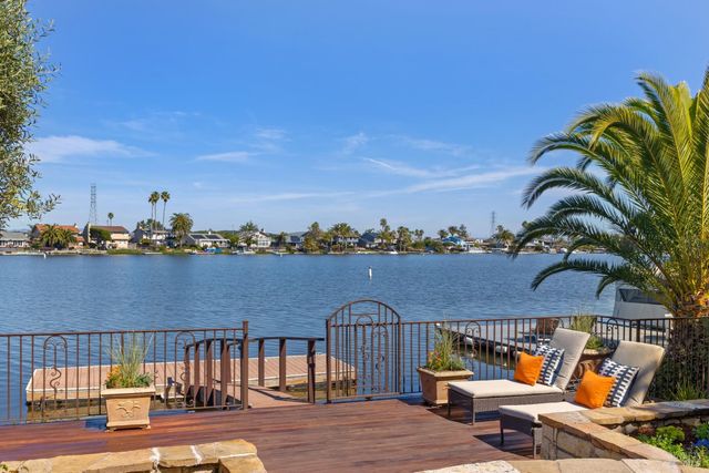 87 Del Oro Lagoon, Novato, CA 94949