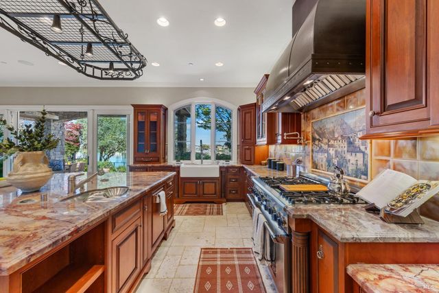 87 Del Oro Lagoon, Novato, CA 94949