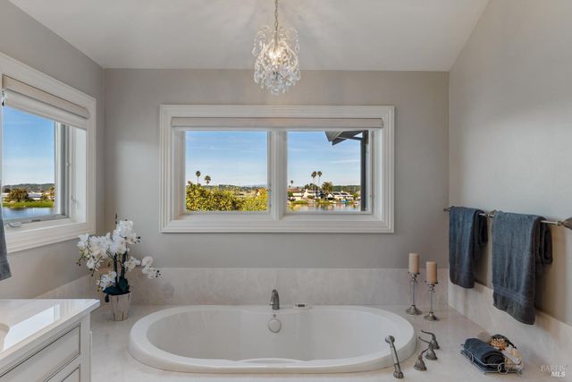 87 Del Oro Lagoon, Novato, CA 94949