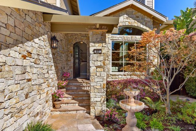 87 Del Oro Lagoon, Novato, CA 94949