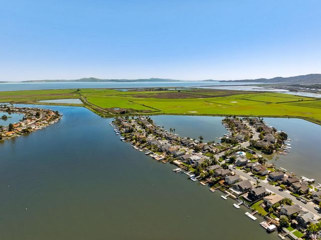 87 Del Oro Lagoon, Novato, CA 94949