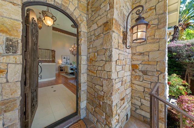 87 Del Oro Lagoon, Novato, CA 94949