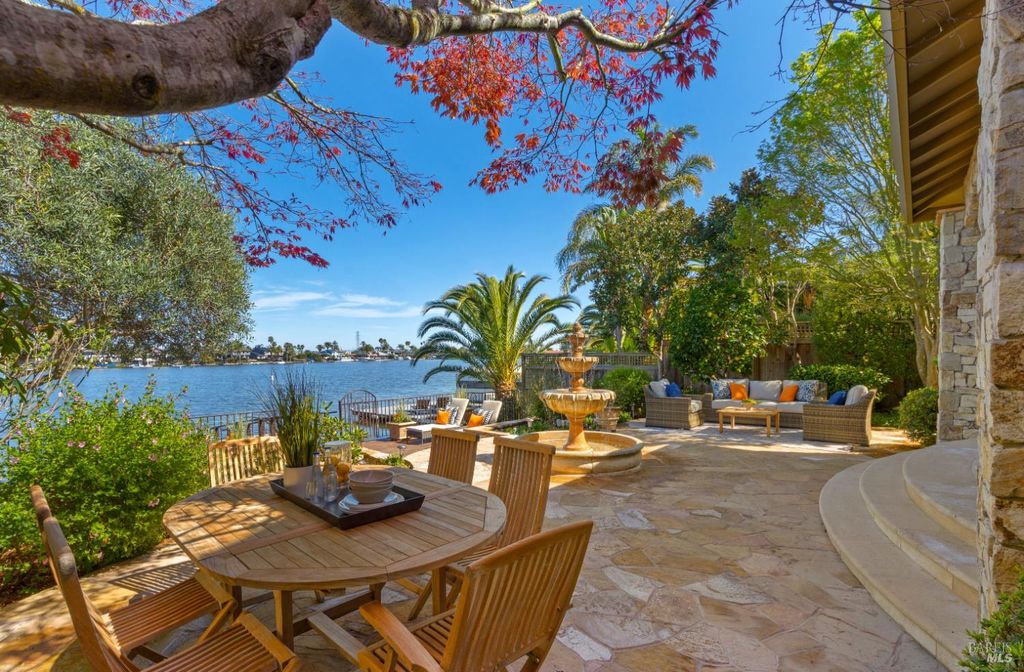 87 Del Oro Lagoon, Novato, CA 94949