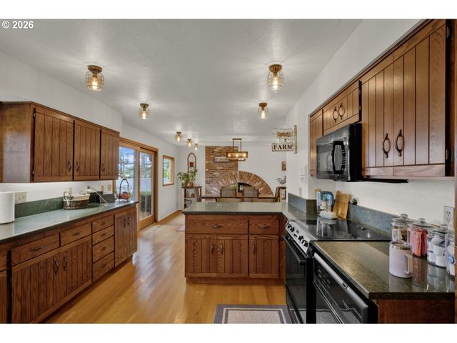 833 Rhododendron Dr, Florence, OR 97439