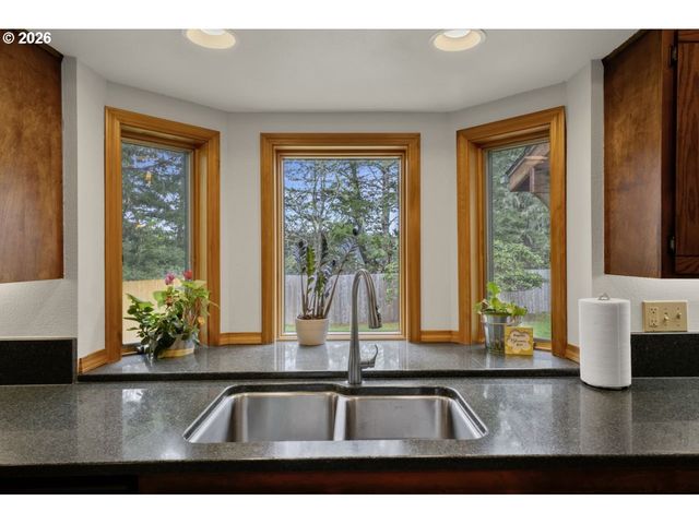 833 Rhododendron Dr, Florence, OR 97439