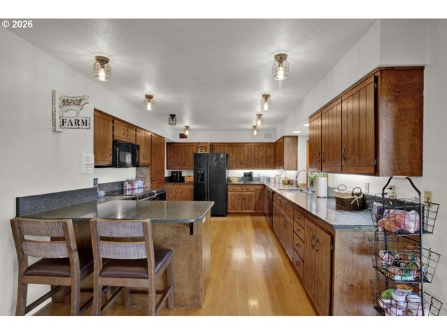 833 Rhododendron Dr, Florence, OR 97439