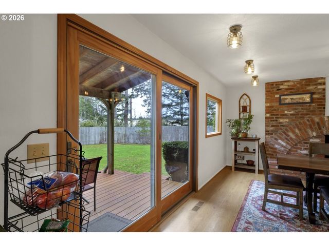 833 Rhododendron Dr, Florence, OR 97439