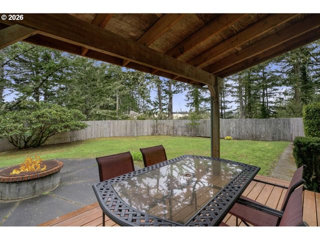 833 Rhododendron Dr, Florence, OR 97439