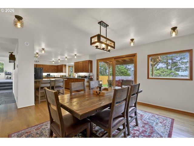 833 Rhododendron Dr, Florence, OR 97439