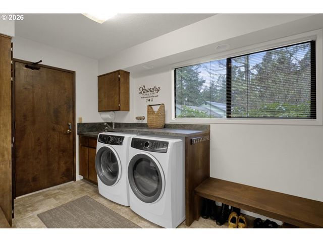 833 Rhododendron Dr, Florence, OR 97439