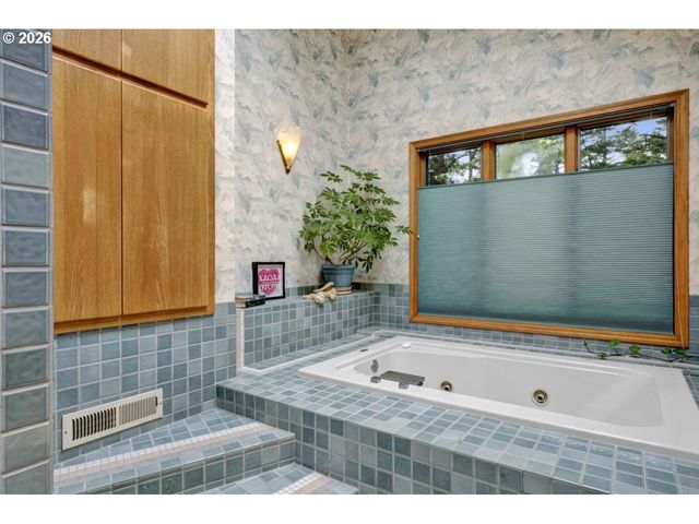 833 Rhododendron Dr, Florence, OR 97439