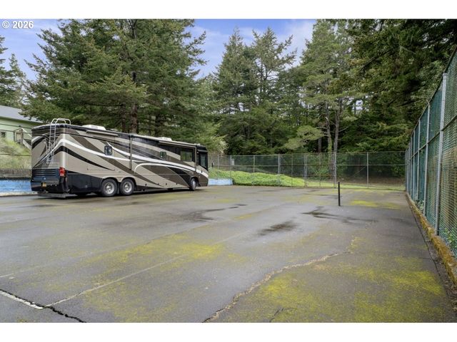 833 Rhododendron Dr, Florence, OR 97439