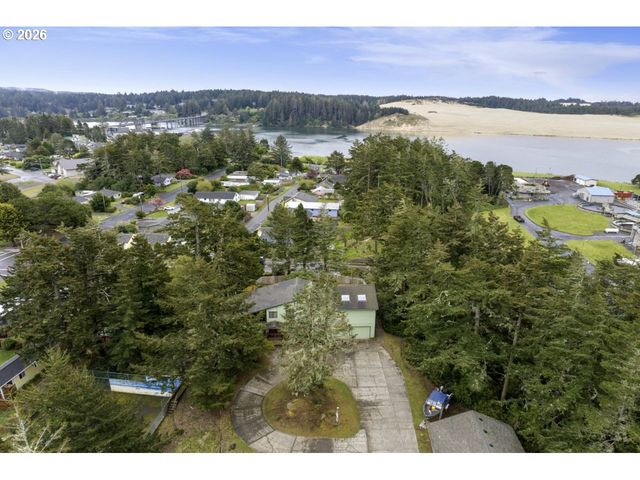 833 Rhododendron Dr, Florence, OR 97439