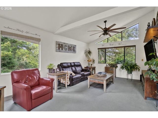 833 Rhododendron Dr, Florence, OR 97439