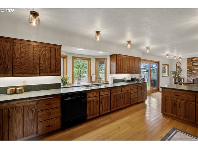 833 Rhododendron Dr, Florence, OR 97439