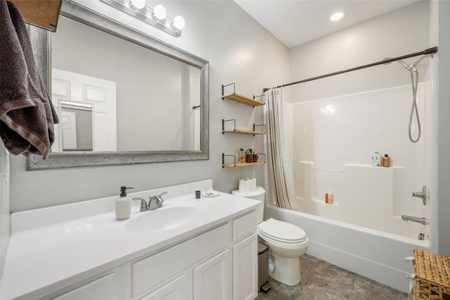 10325 Essex Drive 11, Johnston, IA 50131