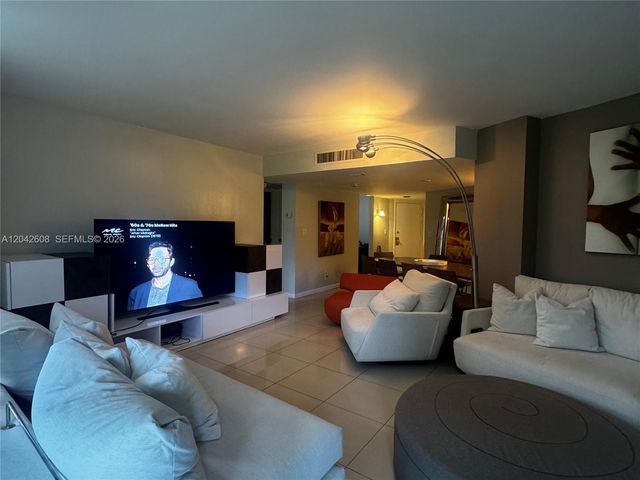 3475 N Country Club Dr 105, Aventura, FL 33180