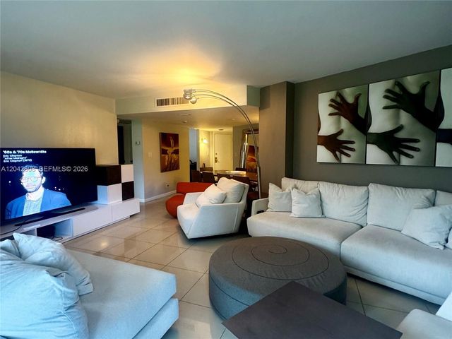 3475 N Country Club Dr 105, Aventura, FL 33180