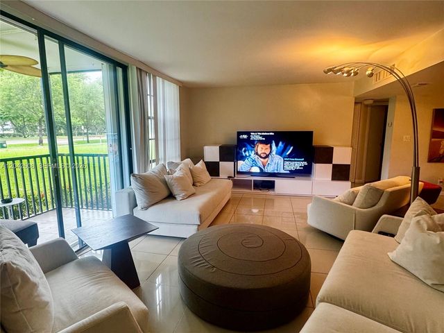 3475 N Country Club Dr 105, Aventura, FL 33180