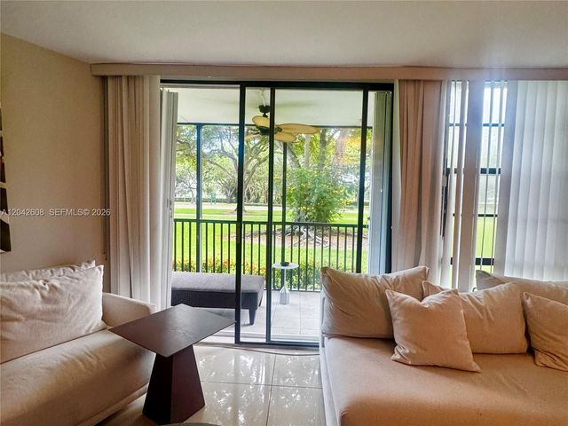 3475 N Country Club Dr 105, Aventura, FL 33180