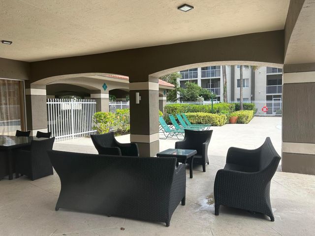 410 S Park 1-204, Hollywood, FL 33021