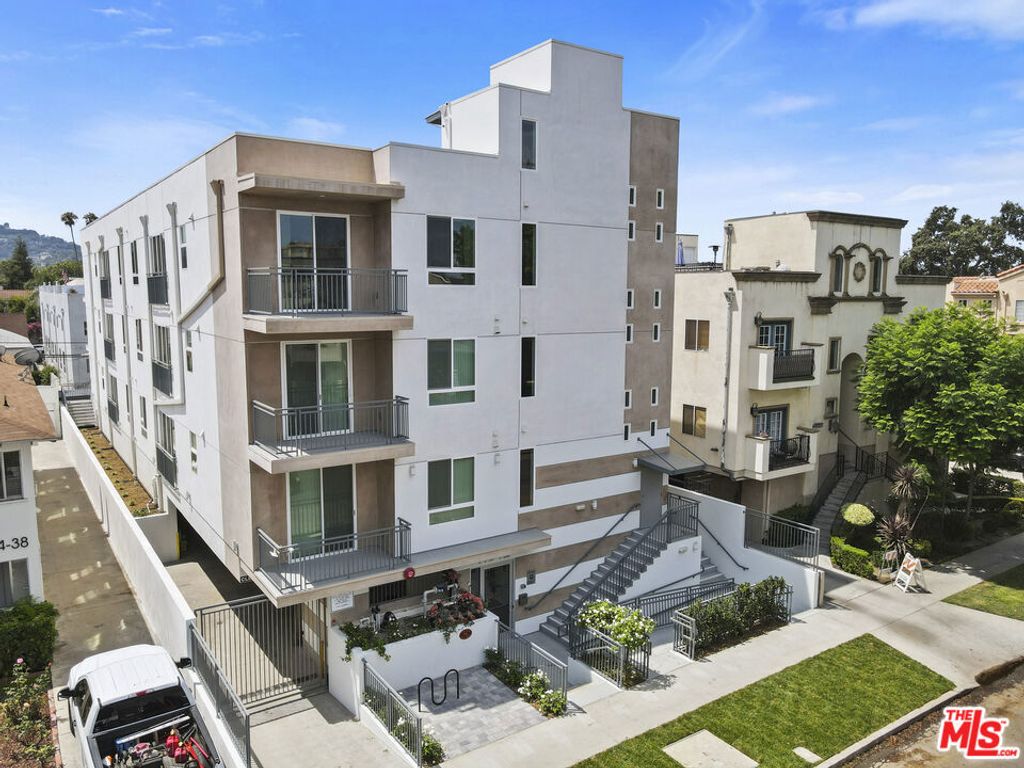 11042 La Maida Street 203, North Hollywood, CA 91601