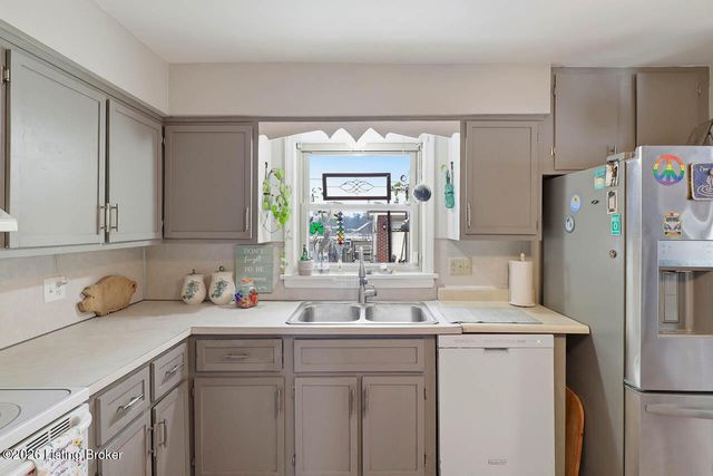 2624 Meadow Dr, Louisville, KY 40220