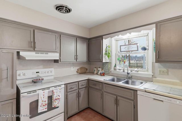 2624 Meadow Dr, Louisville, KY 40220