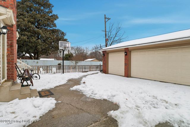 2624 Meadow Dr, Louisville, KY 40220