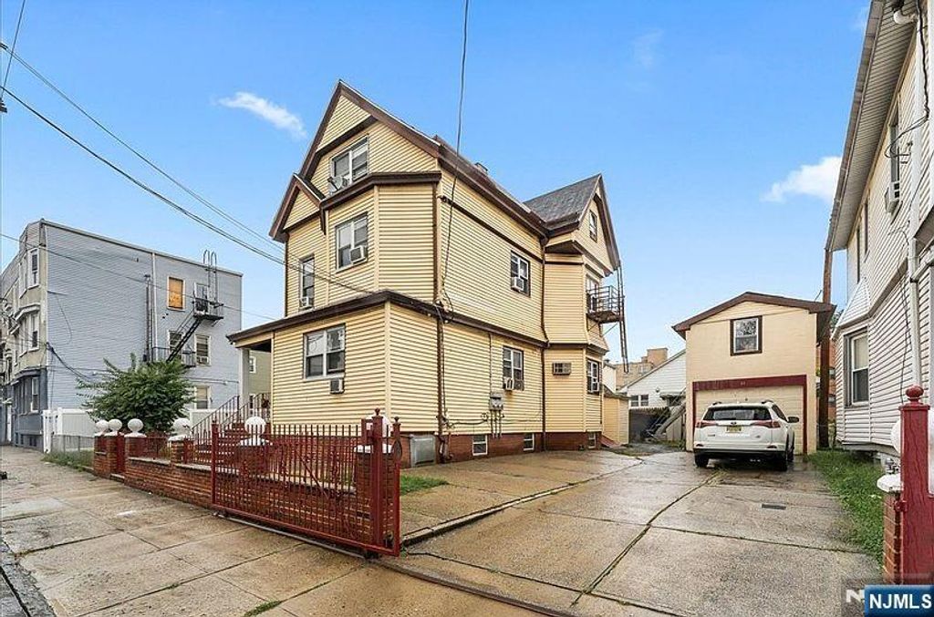 144-146 Pearsall, Jersey City, NJ 07305