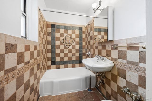 640 W 231 Street 5H, Bronx, NY 10463