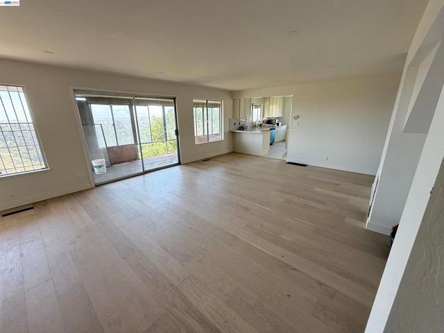 9155 Crest Ave, Oakland, CA 94605
