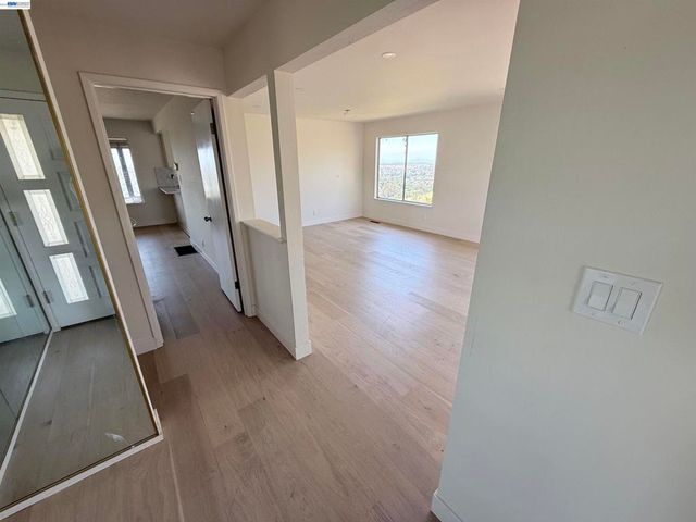9155 Crest Ave, Oakland, CA 94605