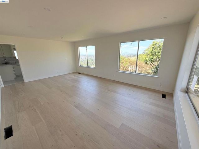 9155 Crest Ave, Oakland, CA 94605