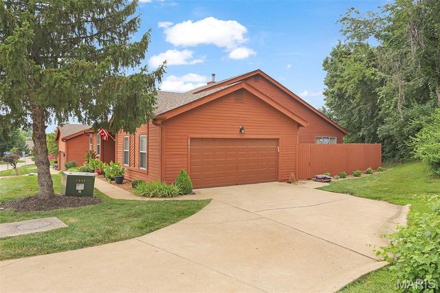 2041 Bayonne Drive 27C, St Charles, MO 63303