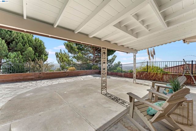 2624 Lakeview Dr, San Leandro, CA 94577