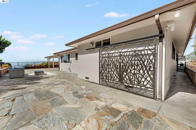 2624 Lakeview Dr, San Leandro, CA 94577