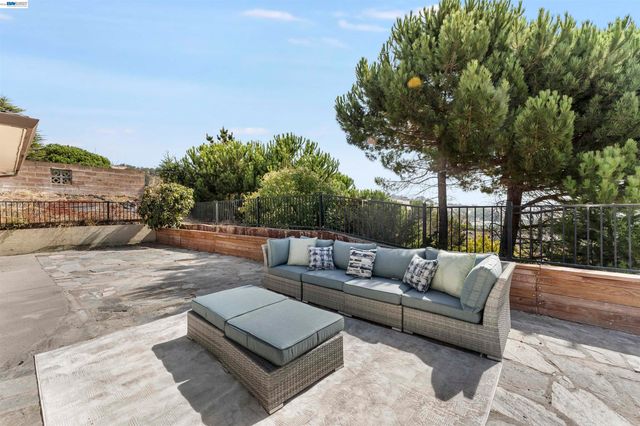 2624 Lakeview Dr, San Leandro, CA 94577