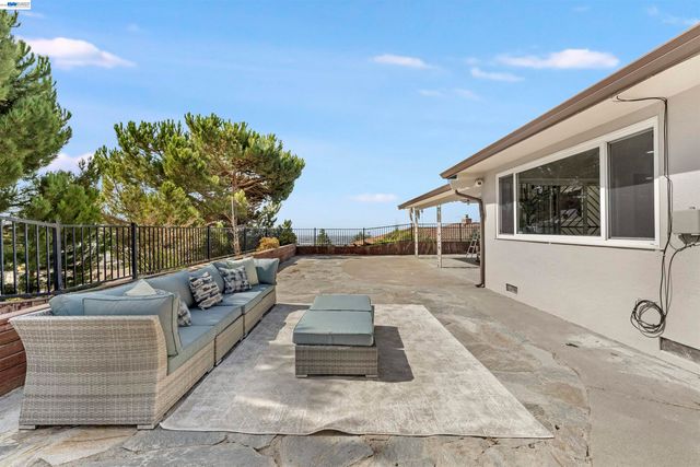 2624 Lakeview Dr, San Leandro, CA 94577
