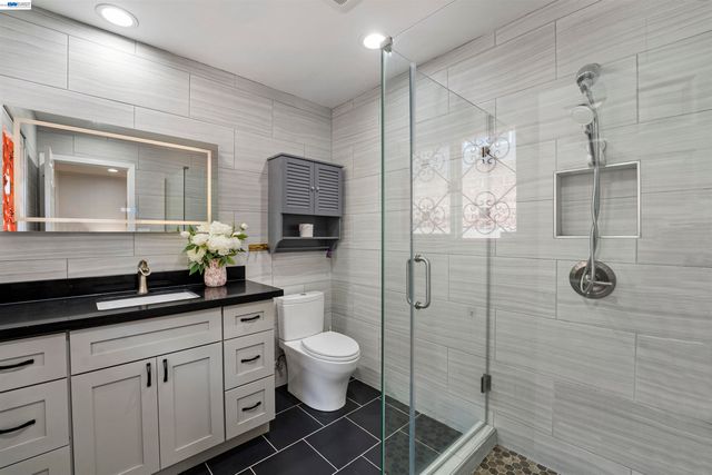 2624 Lakeview Dr, San Leandro, CA 94577