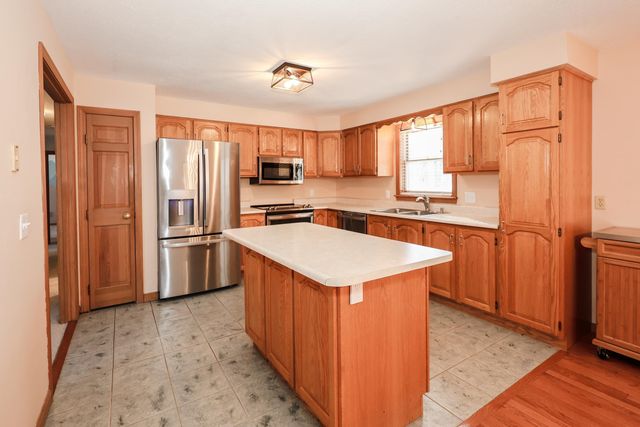 40 Joanne Drive, Hooksett, NH 03106