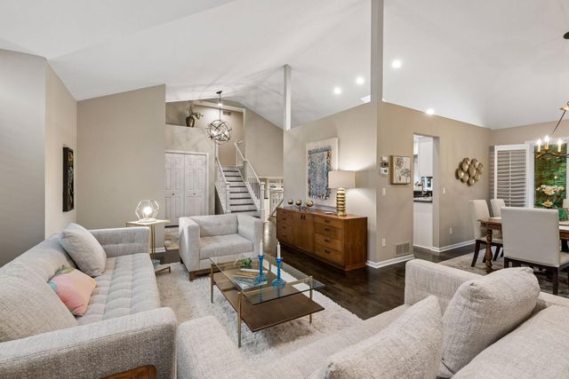 3090 Saint Albans Hollow Circle, Minnetonka, MN 55305