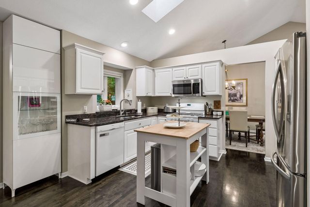3090 Saint Albans Hollow Circle, Minnetonka, MN 55305